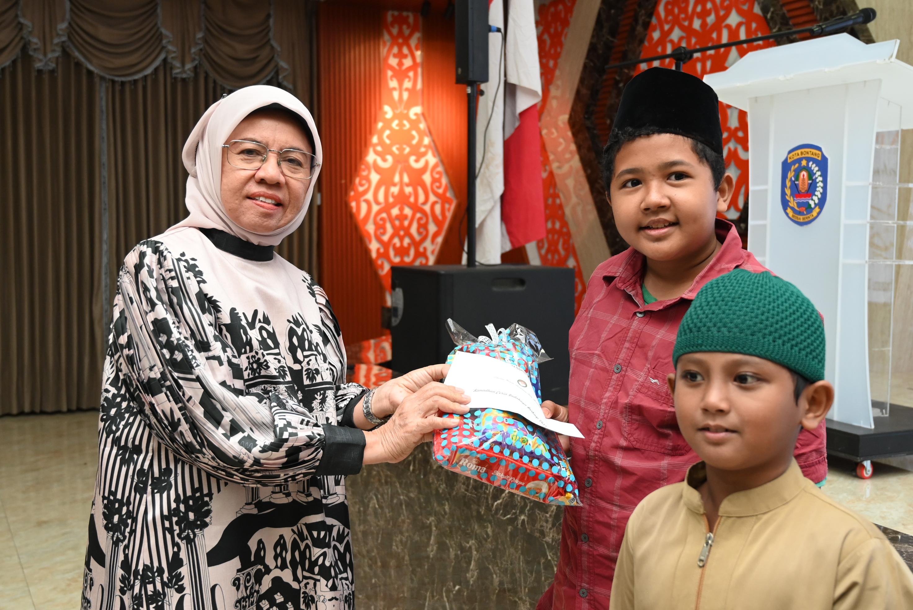 Peduli dan Berbagi di Bulan Suci, DWP Bontang Santuni Anak Yatim