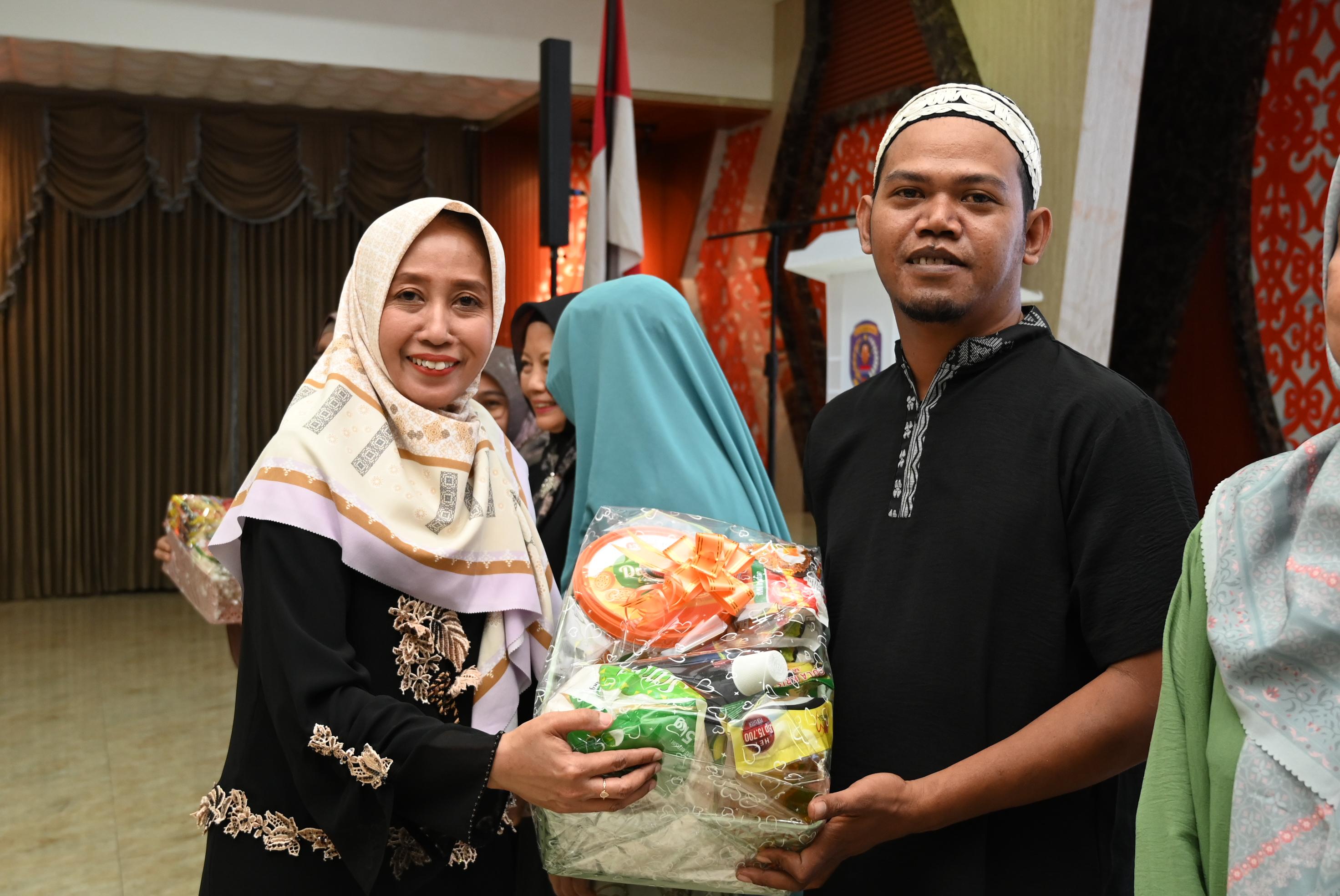 Peduli dan Berbagi di Bulan Suci, DWP Bontang Santuni Anak Yatim