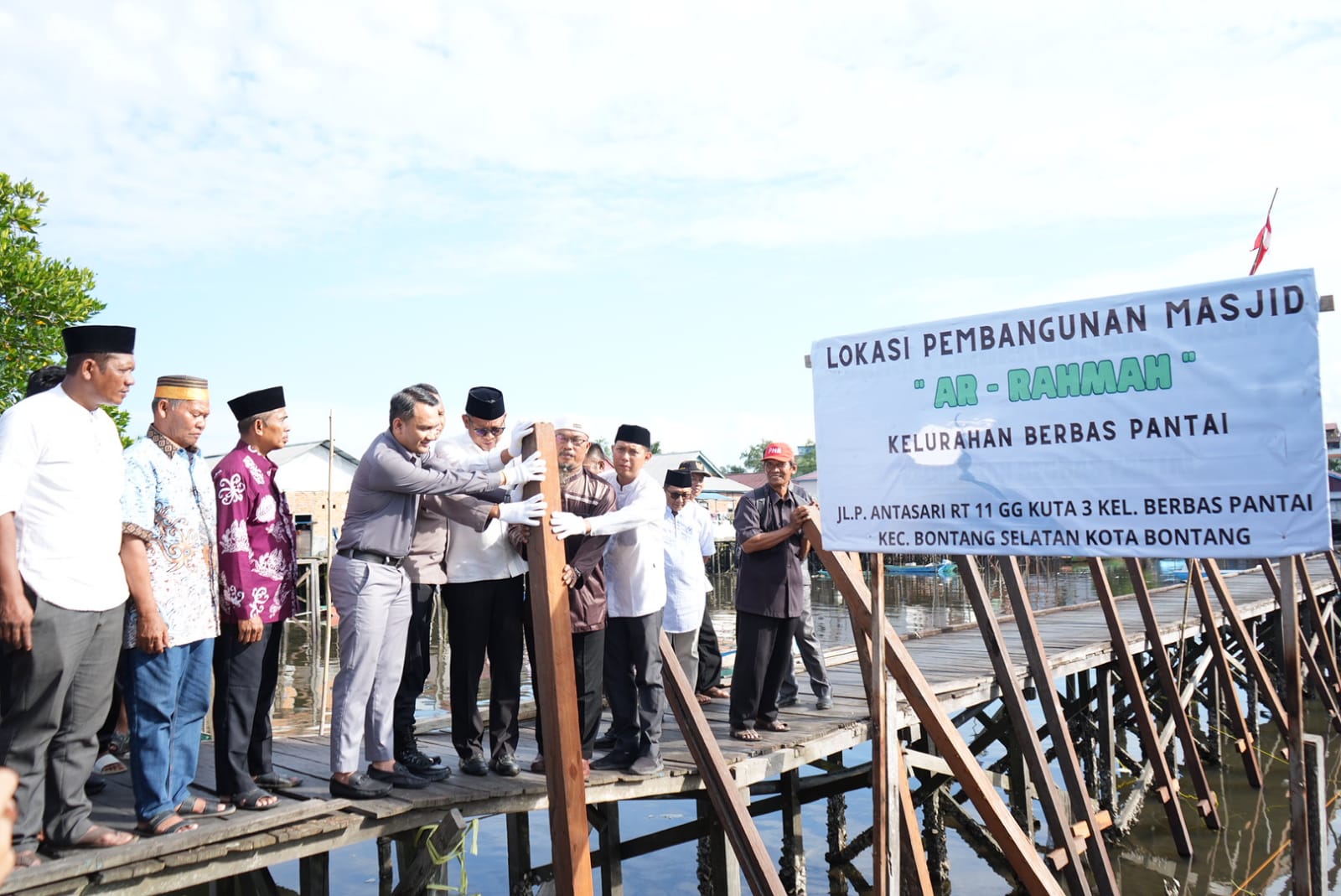 Pemasangan Tiang Pancang oleh Wali Kota Bontang Tandai Pembangunan Masjid Arrahman di Berbas Pantai