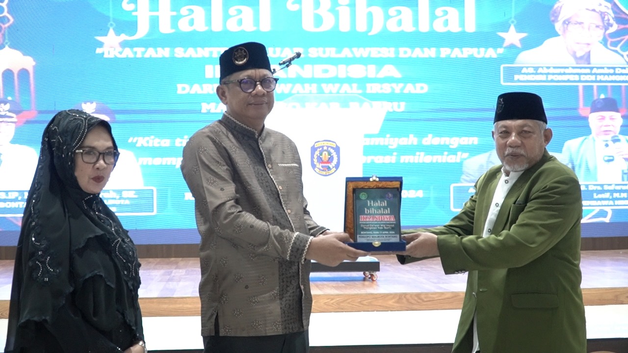 Basri Najirah Saksikan Pengukuhan Pengurus IKSANDISIA, Tekankan Solidaritas Dalam Komunitas Santri