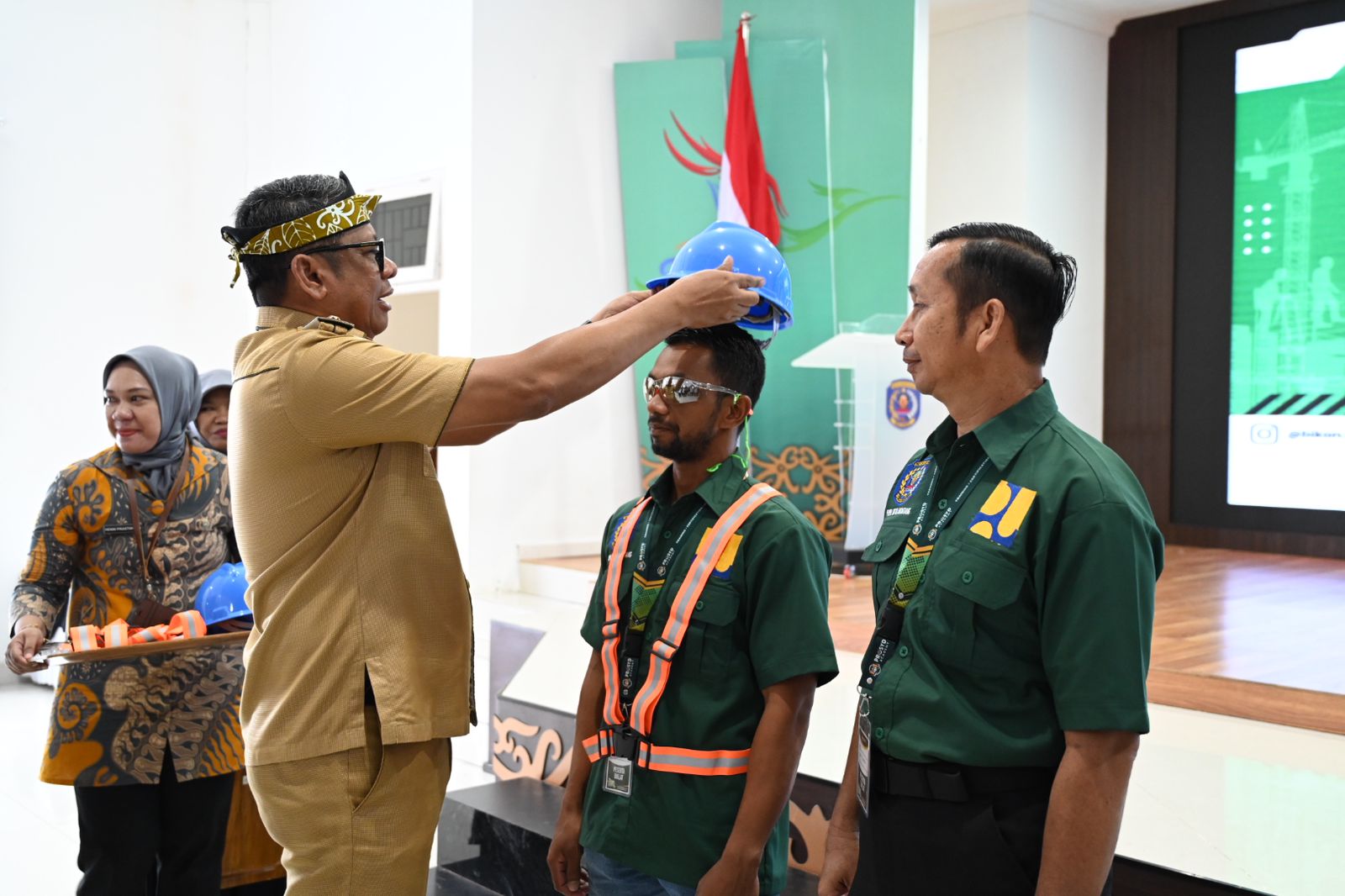 Walikota Bontang Membuka Forum Jasa Konstruksi dan Pelatihan Operator DPUPR