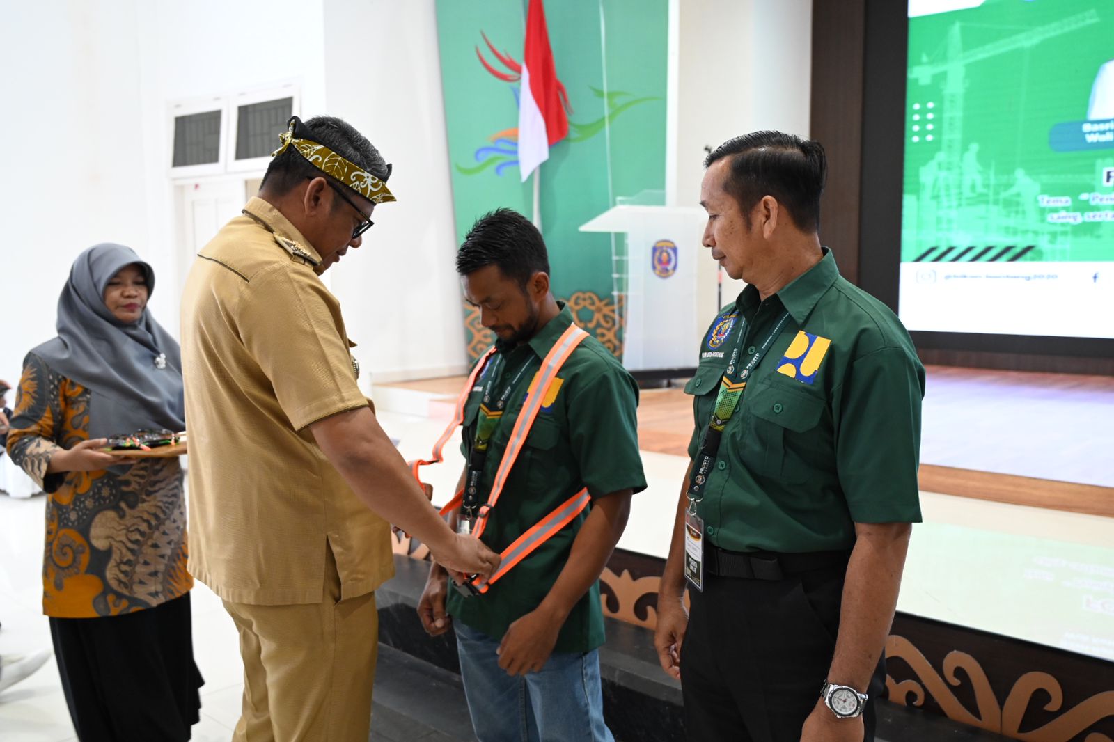 Walikota Bontang Membuka Forum Jasa Konstruksi dan Pelatihan Operator DPUPR