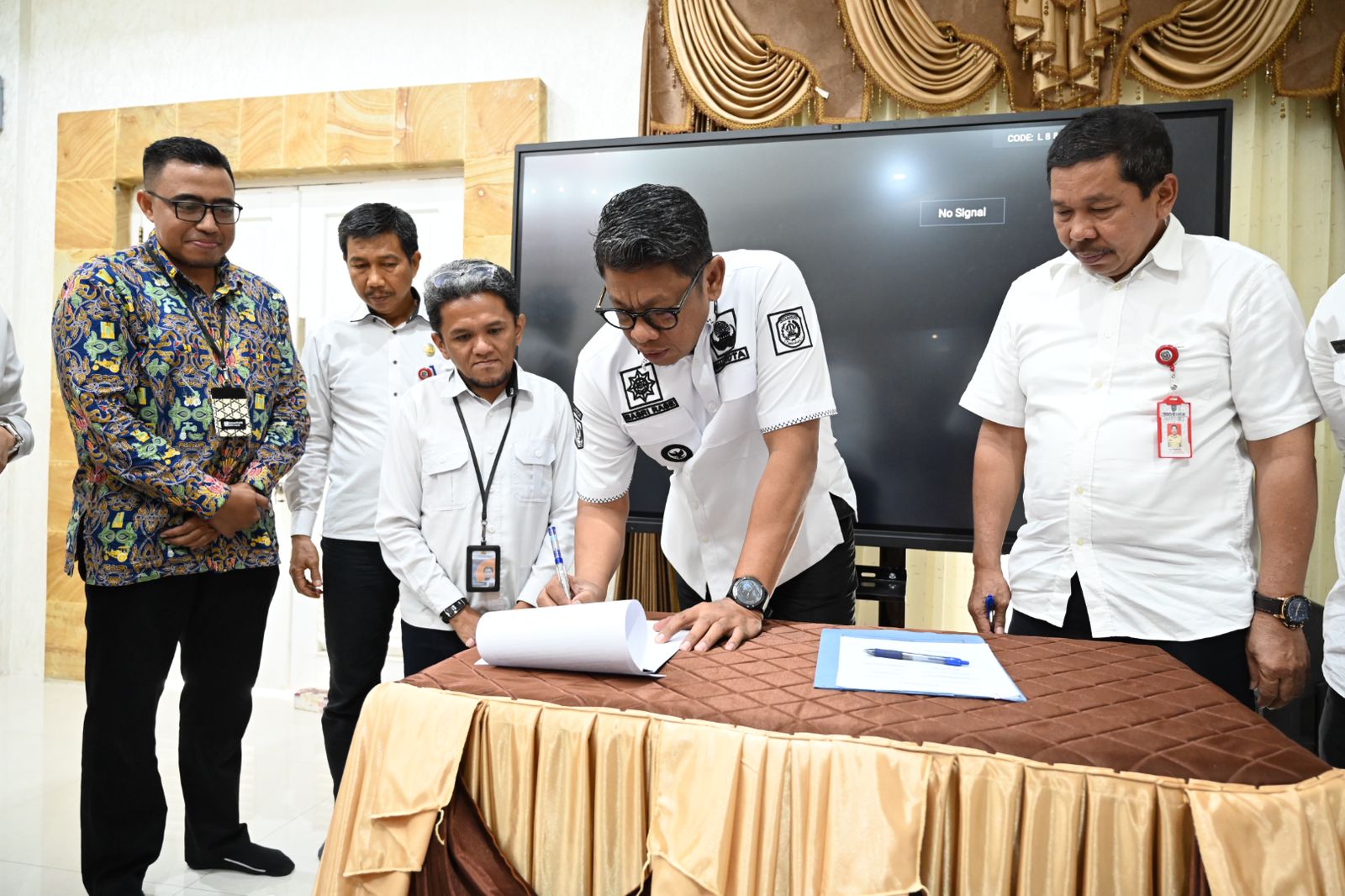Walikota Tandatangani Komitmen Layanan Sanitasi Berkelanjutan di Kota Bontang