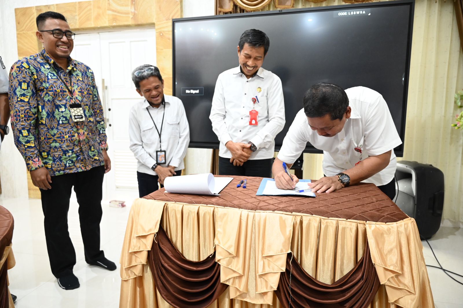 Walikota Tandatangani Komitmen Layanan Sanitasi Berkelanjutan di Kota Bontang