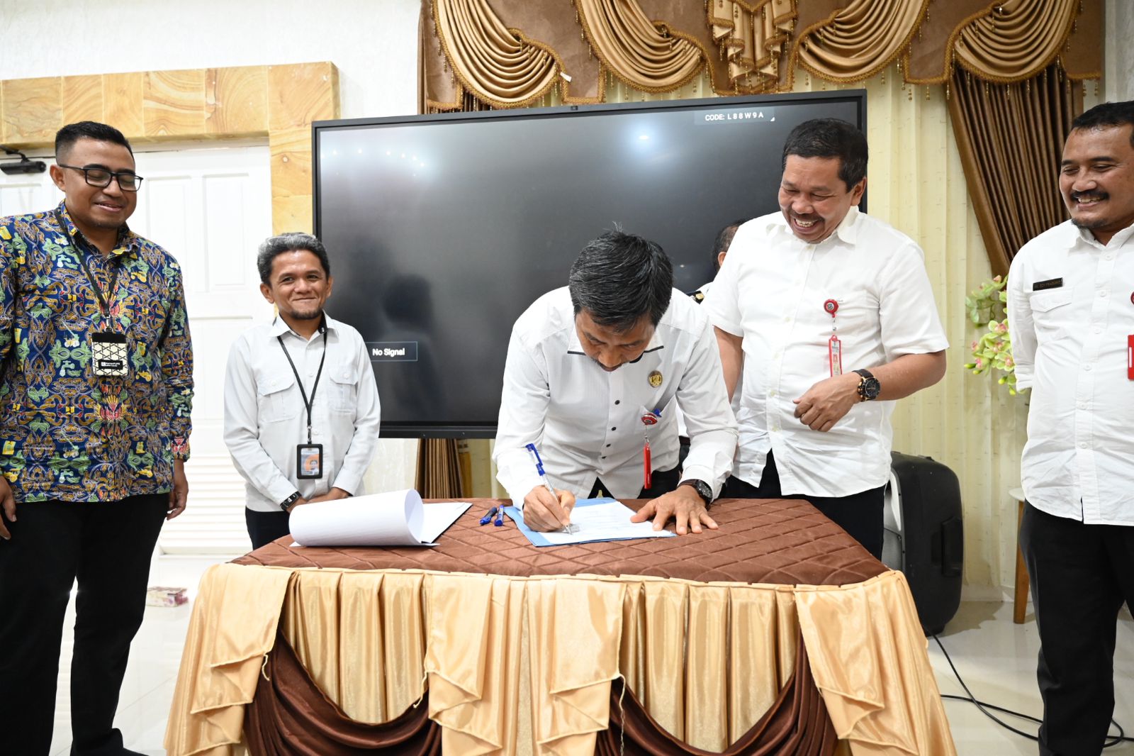 Walikota Tandatangani Komitmen Layanan Sanitasi Berkelanjutan di Kota Bontang