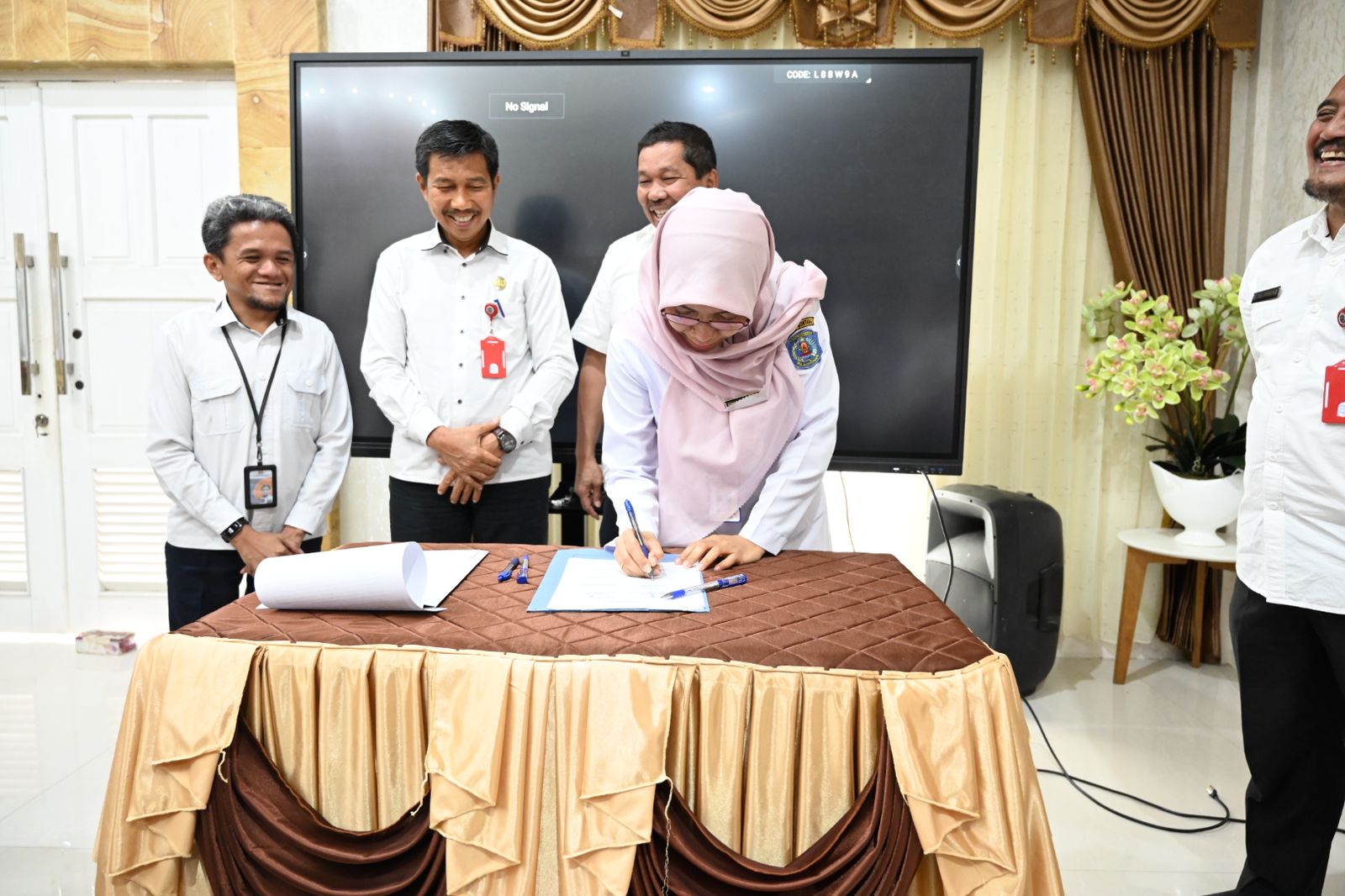 Walikota Tandatangani Komitmen Layanan Sanitasi Berkelanjutan di Kota Bontang