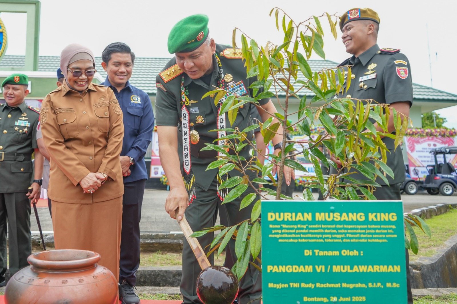 Pangdam VI/Mulawarman Tanam Pohon, Tekankan Kepedulian Lingkungan dalam Kunjungan Kerja di Bontang