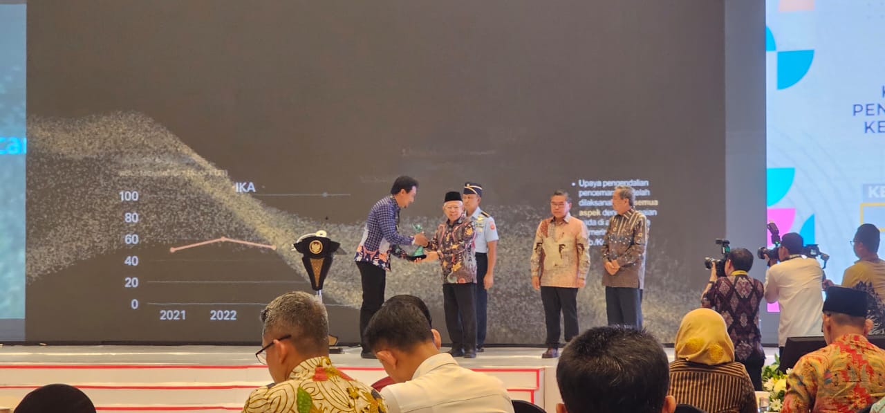 Kadis LH Bontang Terima Penghargaan Green Leadership Kinerja Pengelolaan Lingkungan Hidup Daerah