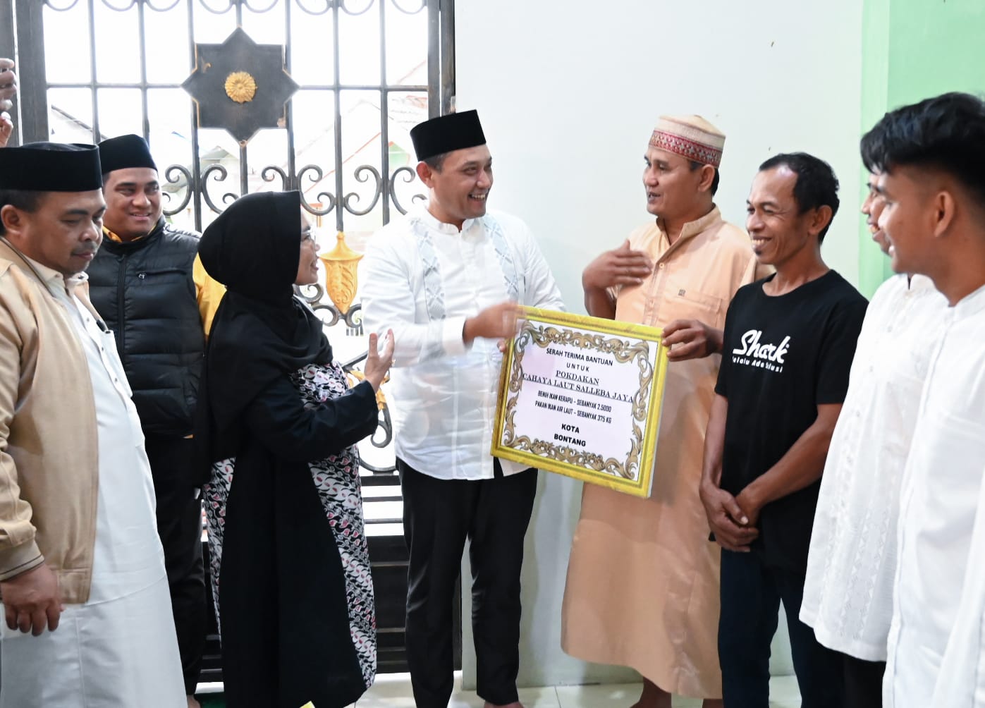 Jamaah Masjid Al Hijrah Membludak Hadiri Safari Ramadan, Wagub Seno Aji Serahkan Bantuan