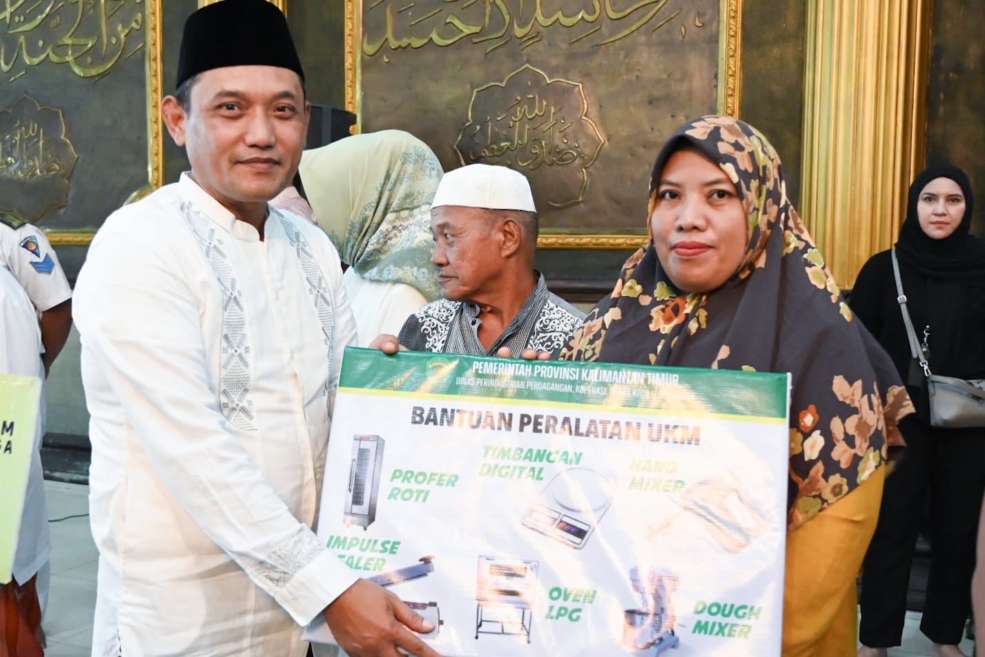 Jamaah Masjid Al Hijrah Membludak Hadiri Safari Ramadan, Wagub Seno Aji Serahkan Bantuan