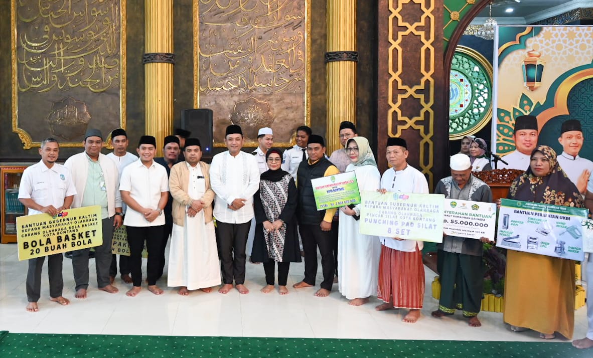 Jamaah Masjid Al Hijrah Membludak Hadiri Safari Ramadan, Wagub Seno Aji Serahkan Bantuan