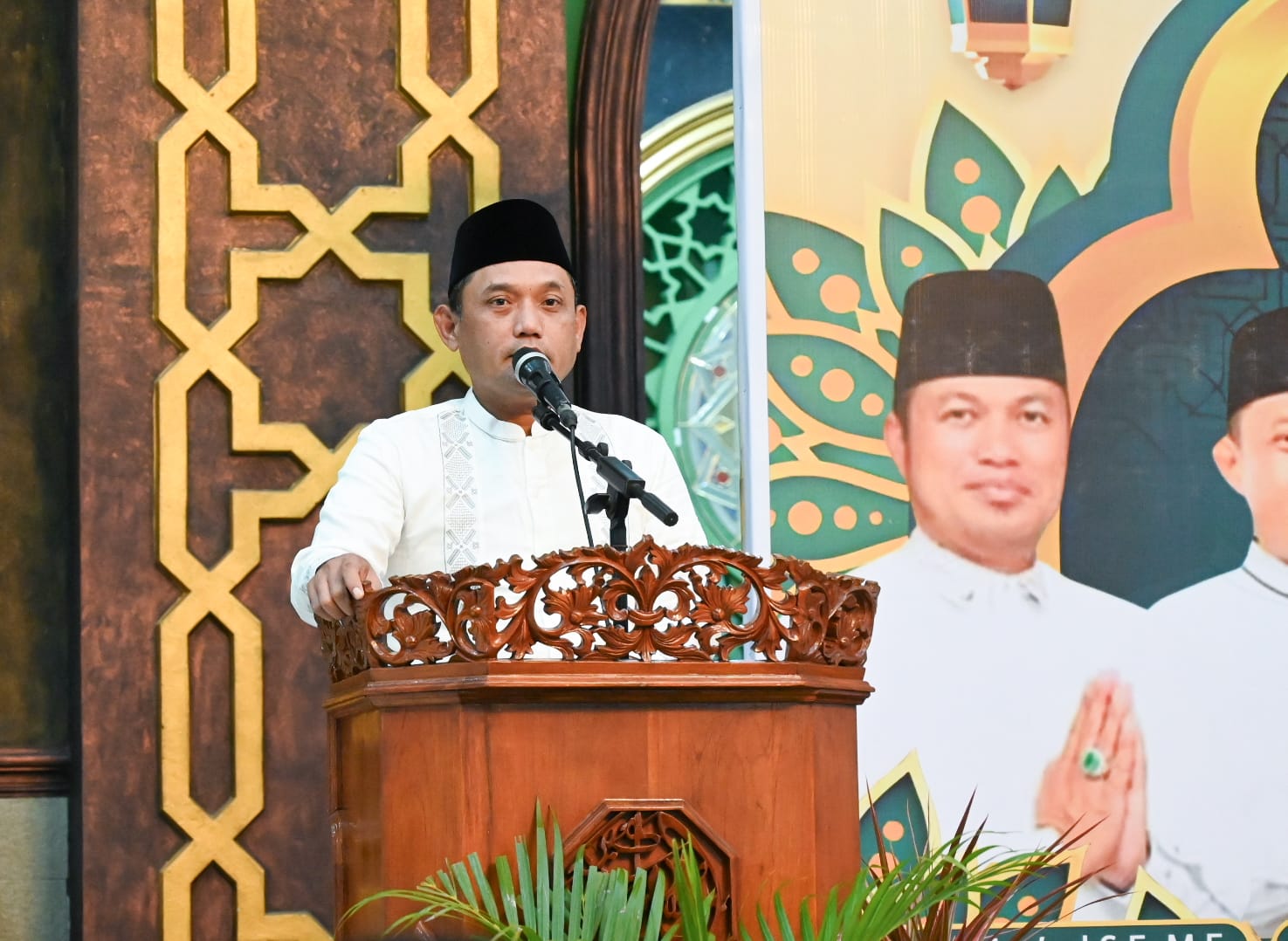 Jamaah Masjid Al Hijrah Membludak Hadiri Safari Ramadan, Wagub Seno Aji Serahkan Bantuan