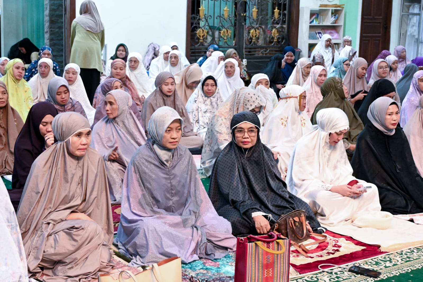 Jamaah Masjid Al Hijrah Membludak Hadiri Safari Ramadan, Wagub Seno Aji Serahkan Bantuan
