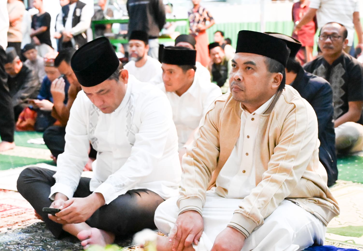 Jamaah Masjid Al Hijrah Membludak Hadiri Safari Ramadan, Wagub Seno Aji Serahkan Bantuan