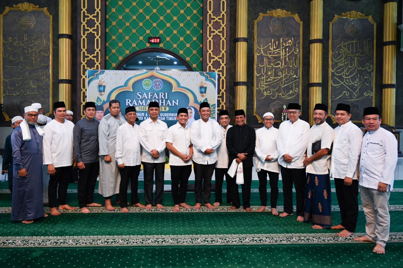 Jamaah Masjid Al Hijrah Membludak Hadiri Safari Ramadan, Wagub Seno Aji Serahkan Bantuan