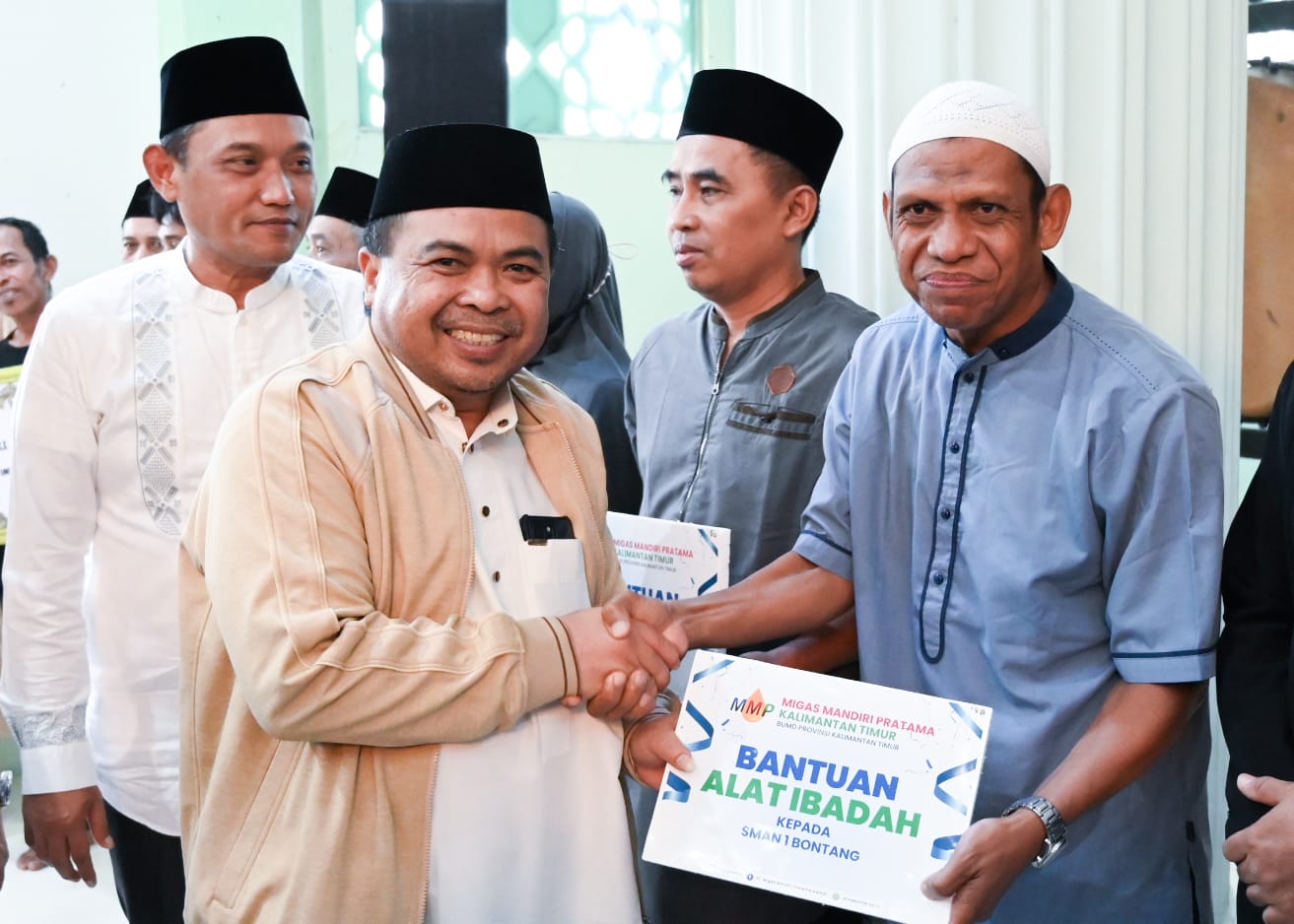 Jamaah Masjid Al Hijrah Membludak Hadiri Safari Ramadan, Wagub Seno Aji Serahkan Bantuan