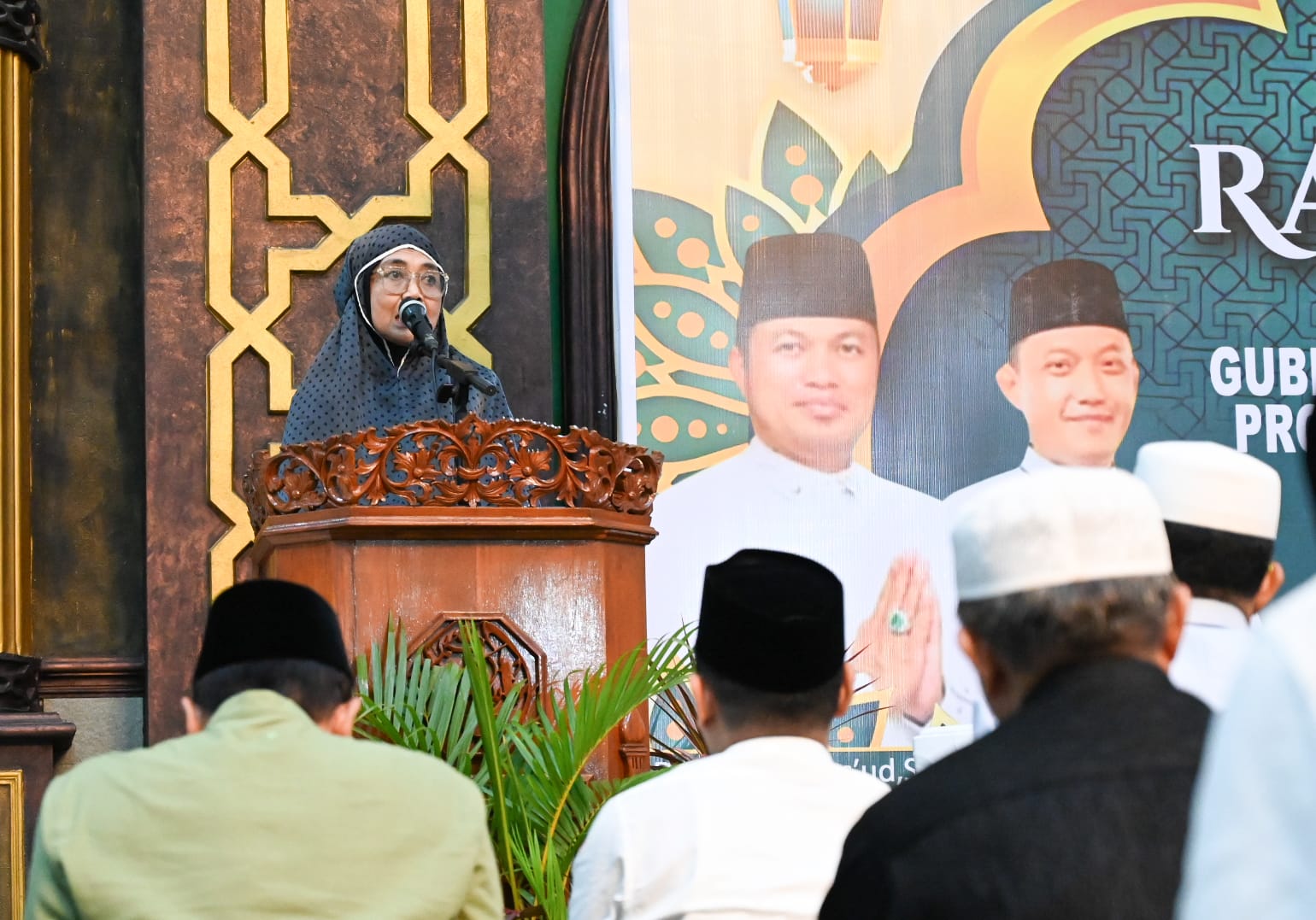 Jamaah Masjid Al Hijrah Membludak Hadiri Safari Ramadan, Wagub Seno Aji Serahkan Bantuan