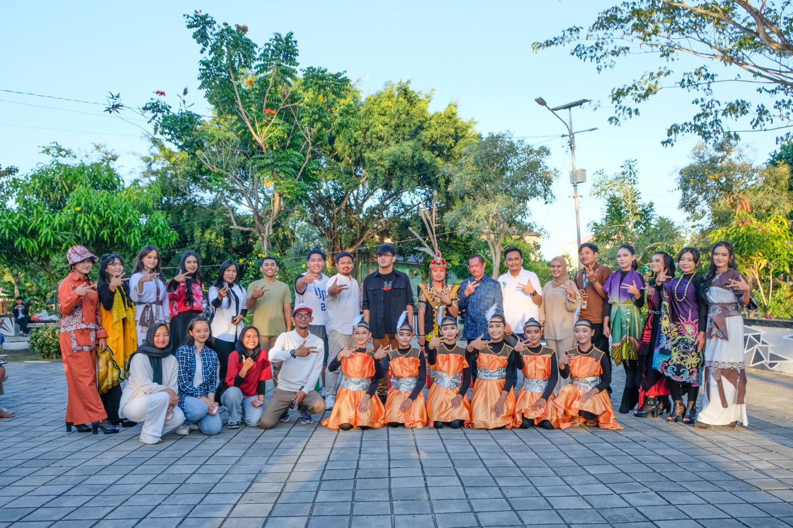 Hadiri Bazar Ramadhan Yang Bertaburan Kesenian, Asisten II : Industri Kreatif Harus Dikelola Secara Profesional