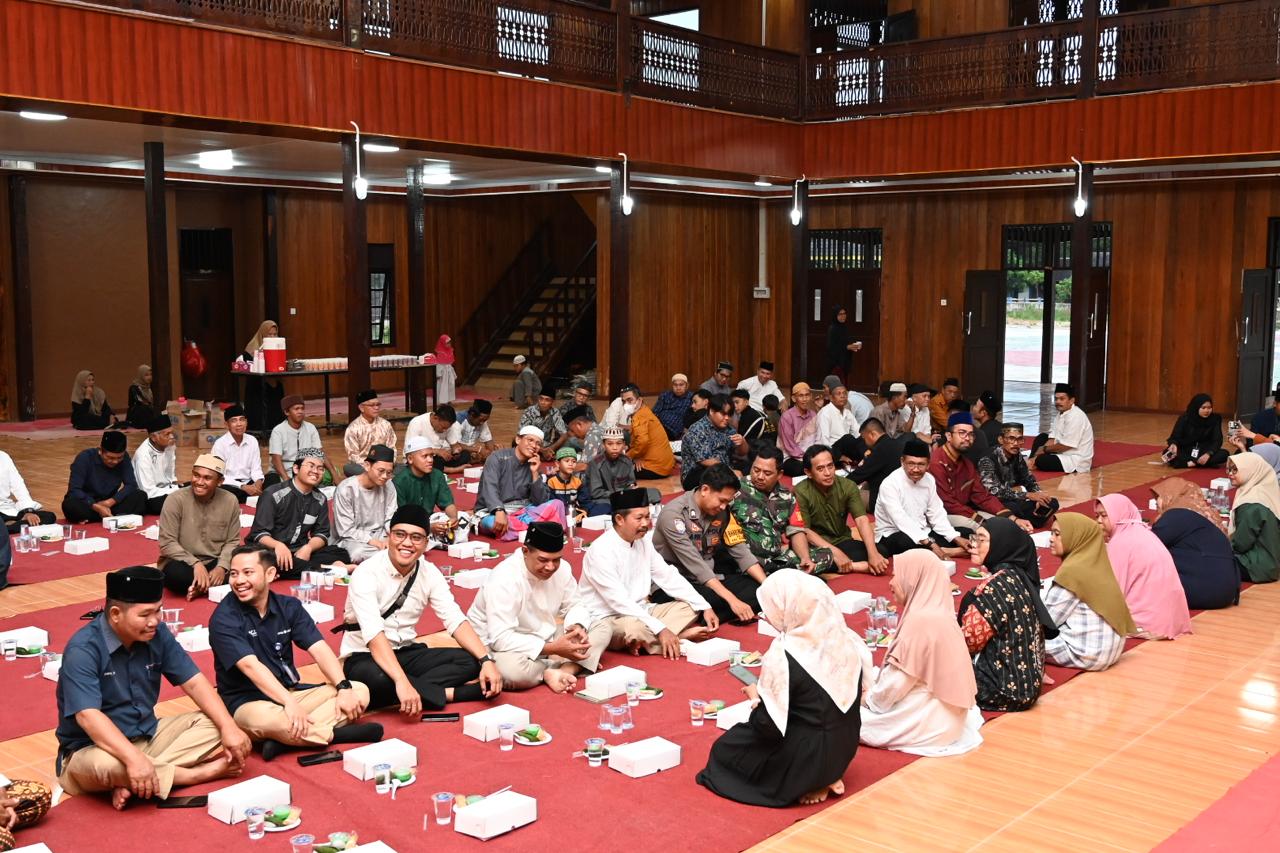 Buka Puasa Bareng Lembaga Adat Guntung, Wali Kota Janjikan Lapangan Mini Soccer