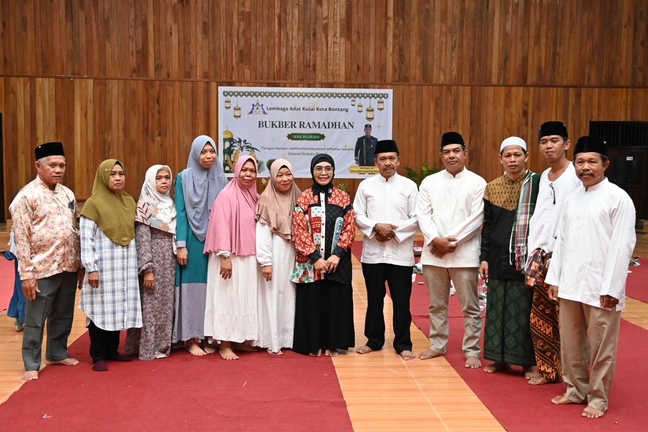 Buka Puasa Bareng Lembaga Adat Guntung, Wali Kota Janjikan Lapangan Mini Soccer
