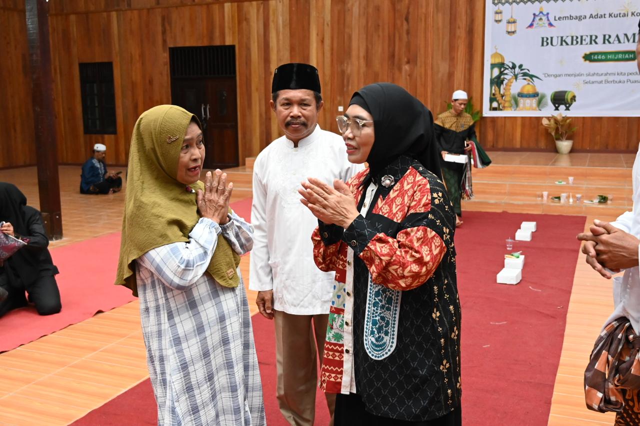 Buka Puasa Bareng Lembaga Adat Guntung, Wali Kota Janjikan Lapangan Mini Soccer