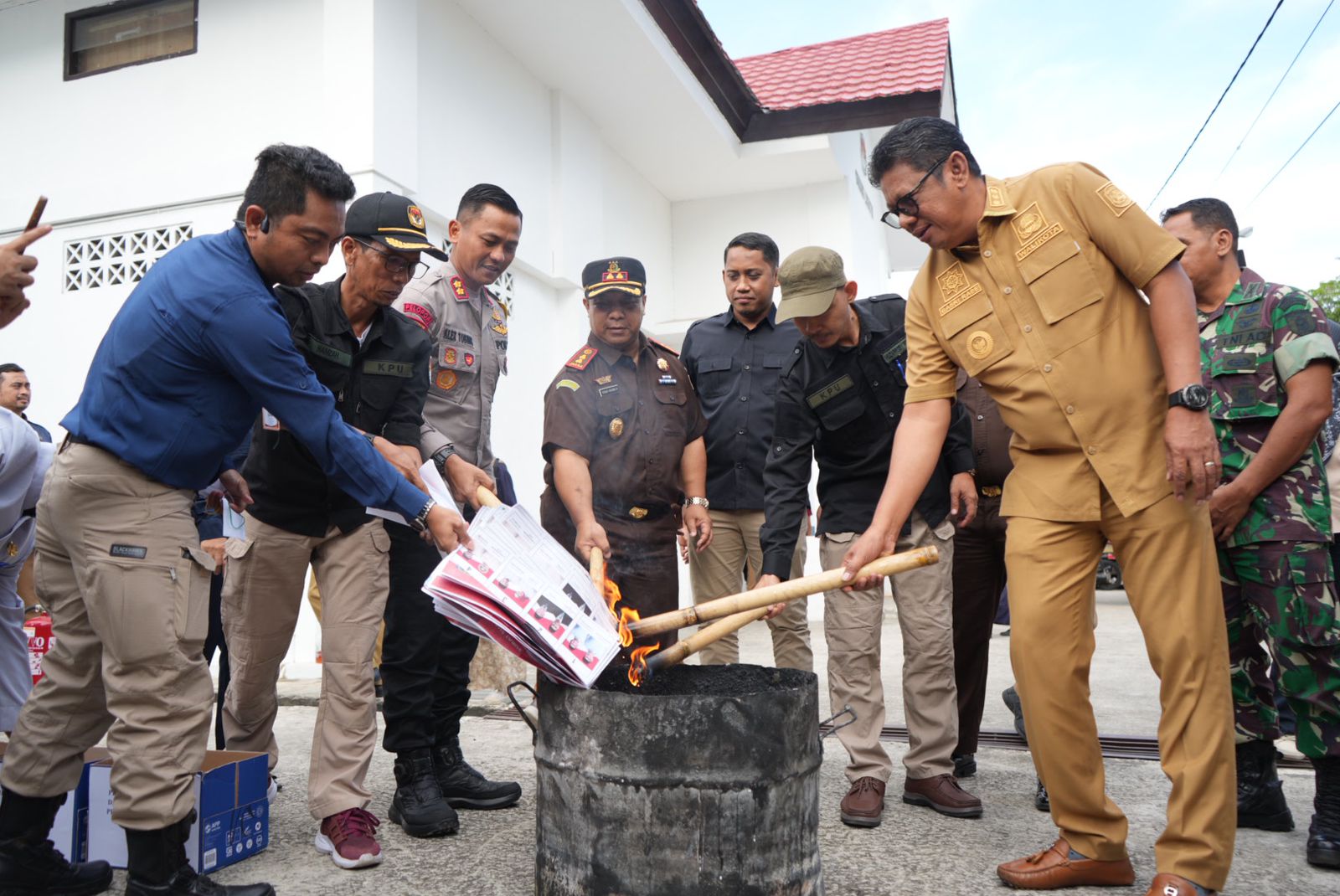 KPU Kota Bontang Gelar Doa Bersama, Pemusnahan Surat Suara, dan Pelepasan Distribusi Logistik Pilkada 2024