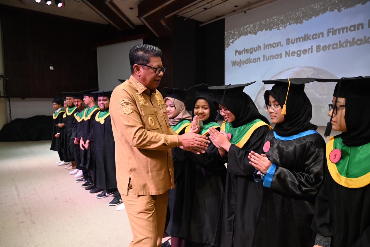 Walikota Beri Hadiah pada Penghafal Kitab Suci di Wisuda Akbar SMP Vidatra: Jadilah Generasi yang Cerdas Intelektual dan Spiritual