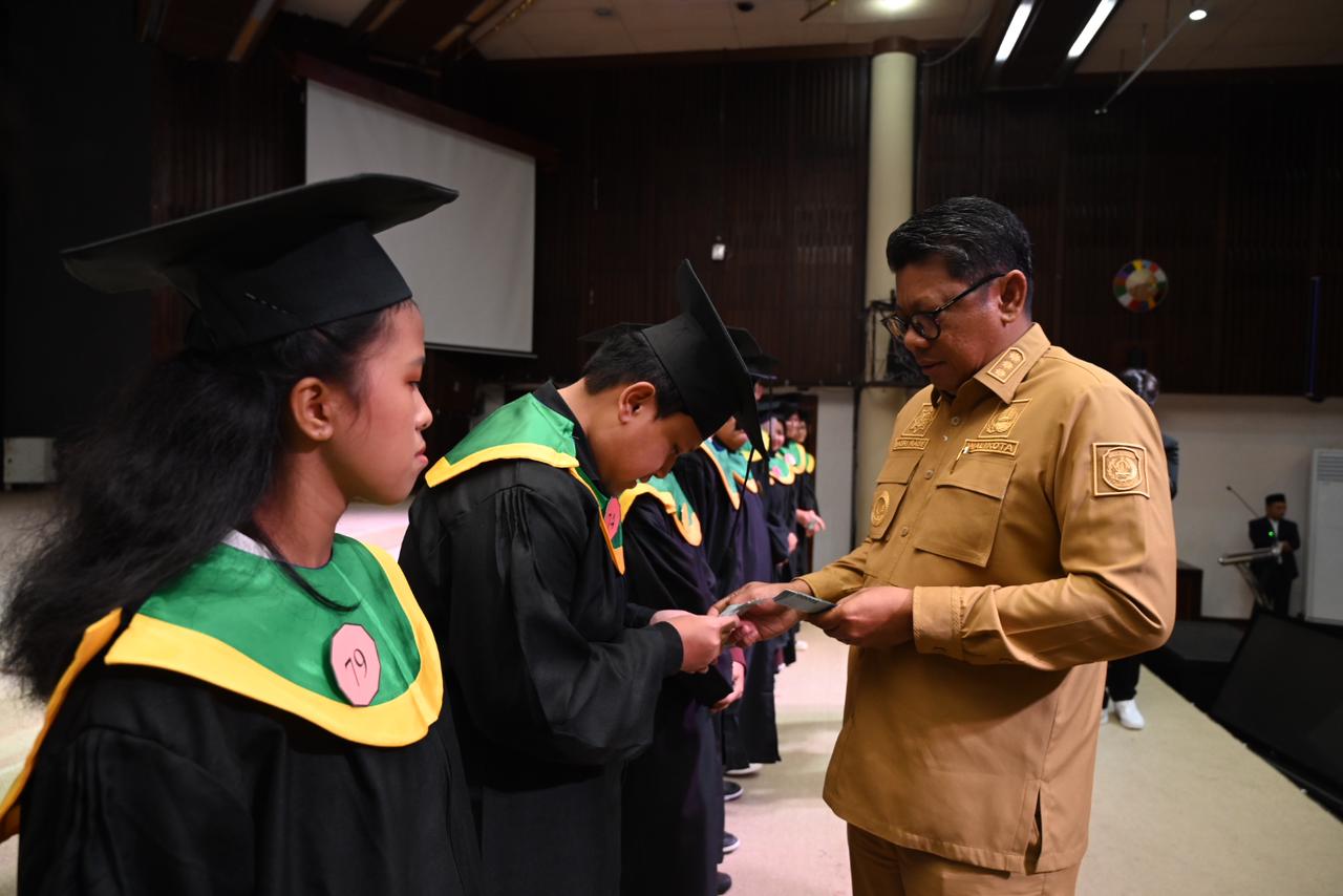 Walikota Beri Hadiah pada Penghafal Kitab Suci di Wisuda Akbar SMP Vidatra: Jadilah Generasi yang Cerdas Intelektual dan Spiritual