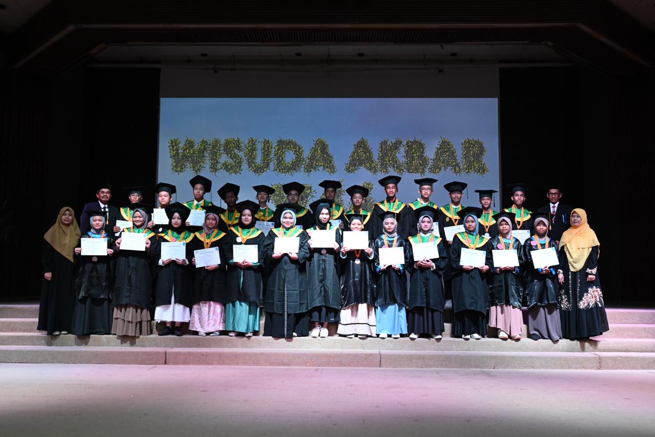 Walikota Beri Hadiah pada Penghafal Kitab Suci di Wisuda Akbar SMP Vidatra: Jadilah Generasi yang Cerdas Intelektual dan Spiritual