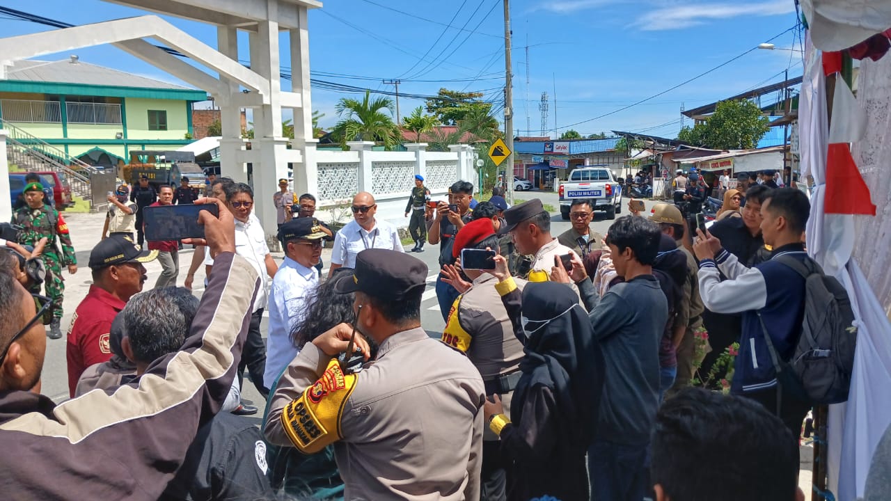 Pj Gubernur bersama Petinggi TNI/Polri Kaltim Tinjau Pelaksanaan Coblosan di Bontang: Apresiasi Kesiapan KPPS dan Pesan Kebersamaan