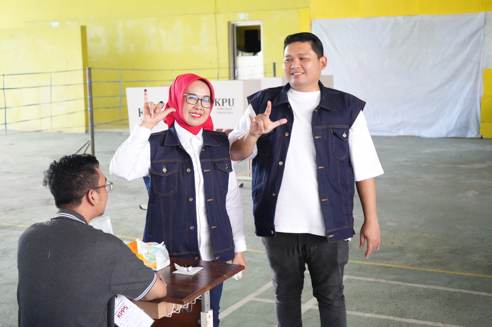Wali Kota dan Wakil Wali Kota Bontang Nyoblos di TPS yang Sama, Ajak Warga Gunakan Hak Pilih