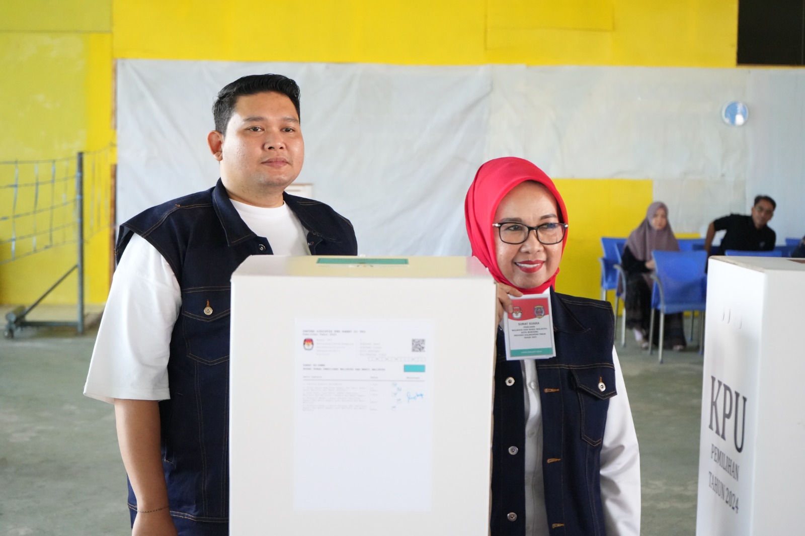 Wali Kota dan Wakil Wali Kota Bontang Nyoblos di TPS yang Sama, Ajak Warga Gunakan Hak Pilih