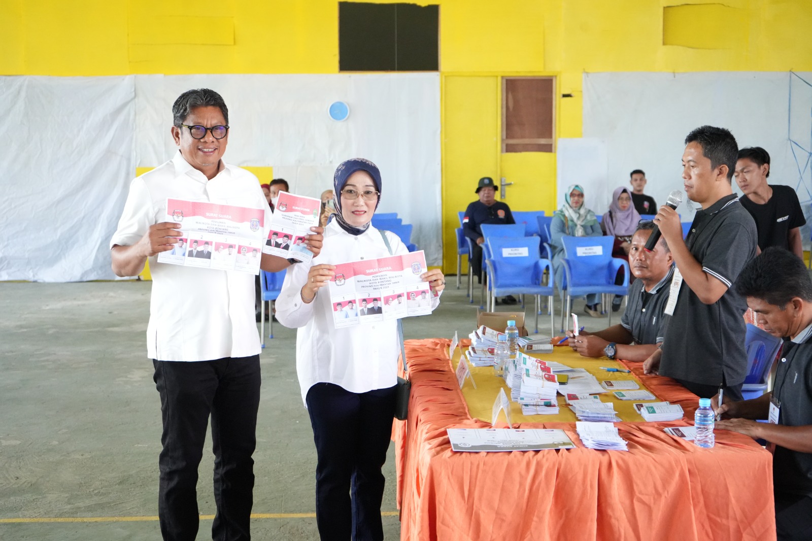 Wali Kota dan Wakil Wali Kota Bontang Nyoblos di TPS yang Sama, Ajak Warga Gunakan Hak Pilih