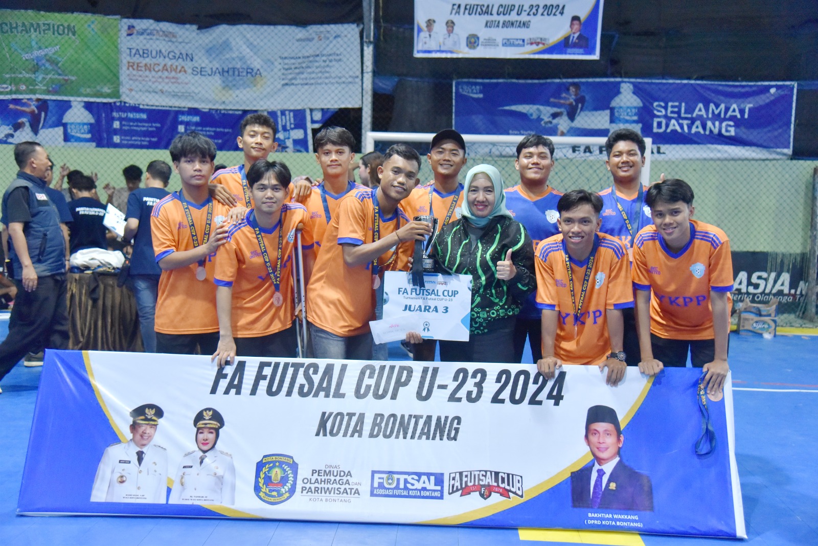 Lukman, Serahkan Trophy kepada Juara FA Futsal Cup U-20 dan U-23 dalam Penutupan Turnamen 2024