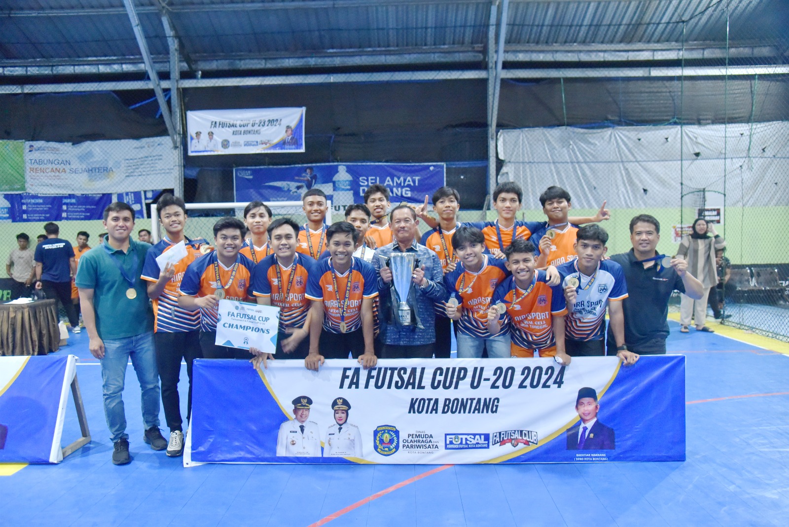 Lukman, Serahkan Trophy kepada Juara FA Futsal Cup U-20 dan U-23 dalam Penutupan Turnamen 2024