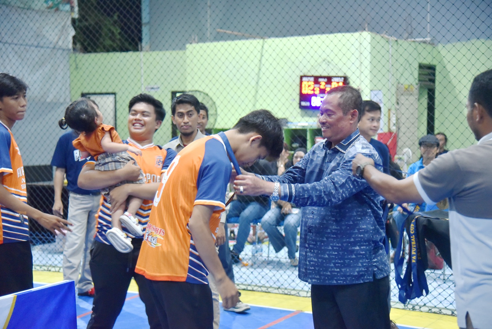 Lukman, Serahkan Trophy kepada Juara FA Futsal Cup U-20 dan U-23 dalam Penutupan Turnamen 2024