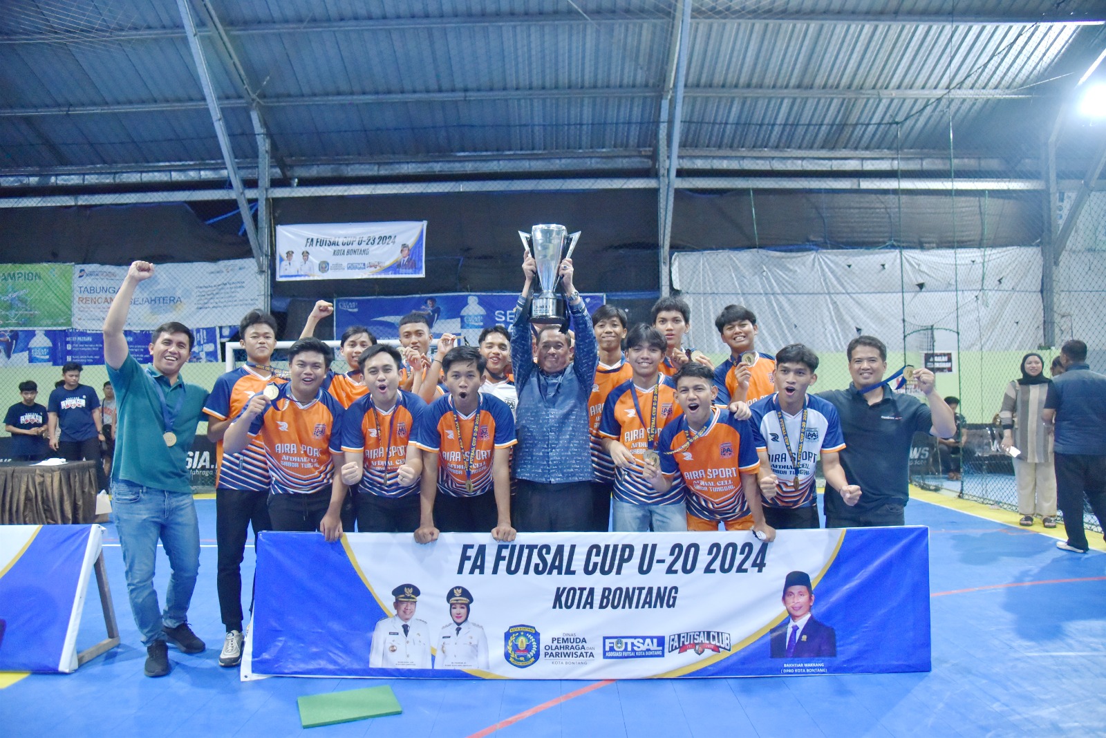 Lukman, Serahkan Trophy kepada Juara FA Futsal Cup U-20 dan U-23 dalam Penutupan Turnamen 2024