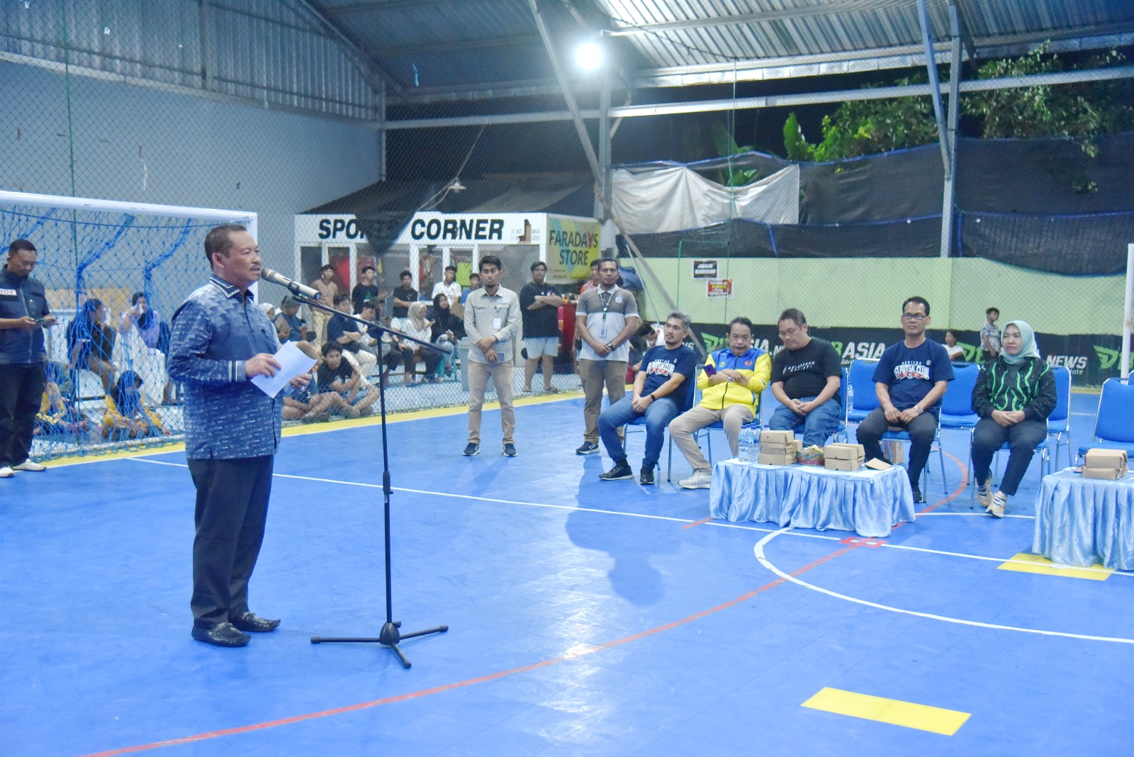 Lukman, Serahkan Trophy kepada Juara FA Futsal Cup U-20 dan U-23 dalam Penutupan Turnamen 2024
