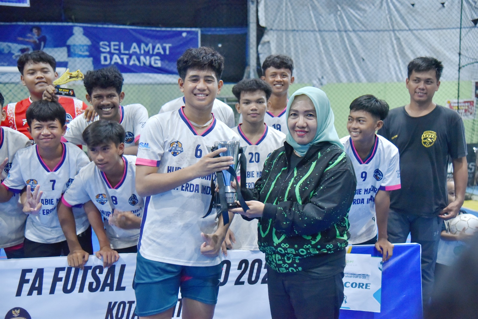 Lukman, Serahkan Trophy kepada Juara FA Futsal Cup U-20 dan U-23 dalam Penutupan Turnamen 2024