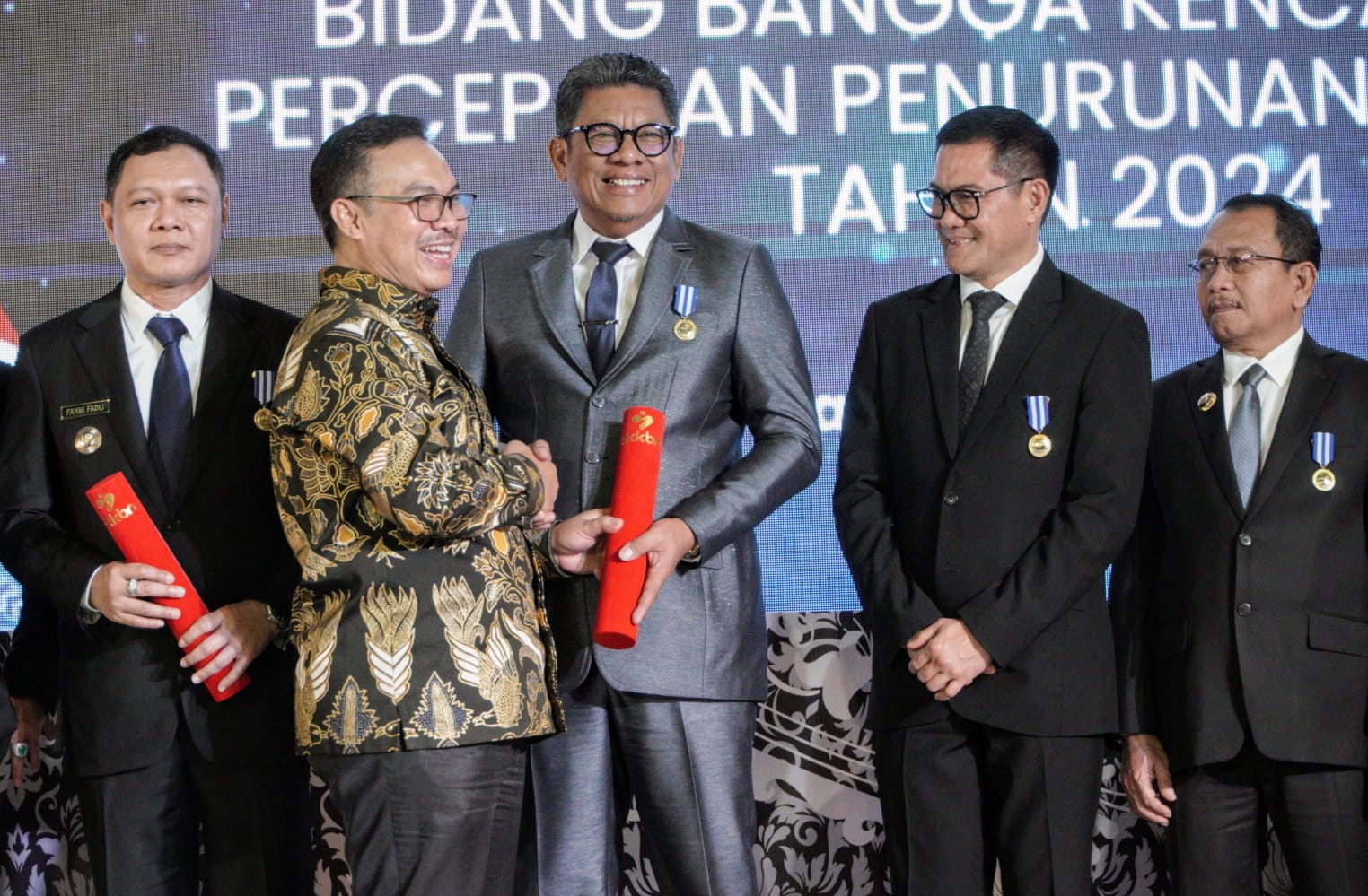 Komitmen Dalam Pembangunan Keluarga Berkualitas, Walikota Bontang Terima Penghargaan Manggala Karya Kencana 2024